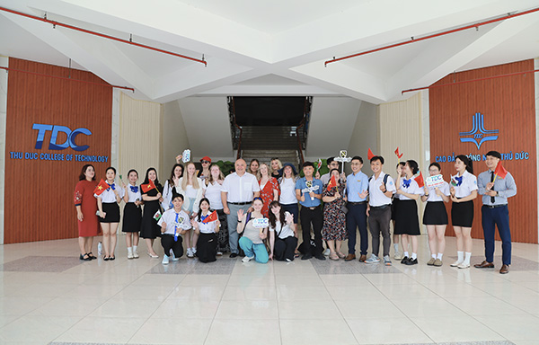 Đoàn Trường Cao đẳng Coleg Sir Gâr đến TDC